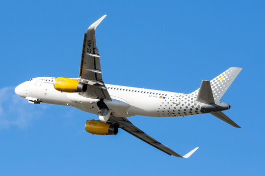 Avi&oacute;n de l&iacute;nea Airbus A320 de la aerol&iacute;nea de bajo coste Vueling Airlines despegando en el aeropuerto de M&aacute;laga Costa del Sol.