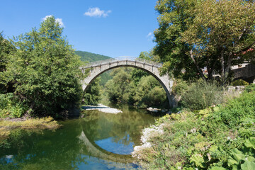 Fototapeta premium The famous stone bridge in Vovousa village, Ioannina, Greece