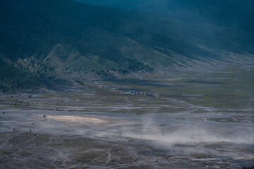  Coches en el Volcán Monte Bromo en el Parque Nacional Bromo Tengger Semeru, Java Oriental, Indonesia	