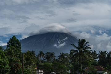 Volcán Semeru entre palmeras y nubes, Java, Indonesia