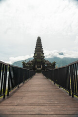 Templo budista sobre el agua en Bali