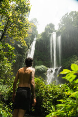 Hombre en cascada Sekumpul, Bali, Indonesia