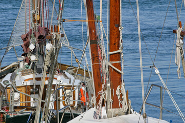 zoom sur les mats de bateaux à voiles anciens