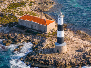 Faro de En Pou, en el islote des Porcs frente a Espalmador​, Formentera, Islas Baleares