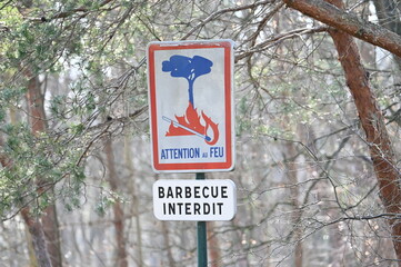 Panneau Barbecue interdit bois forêt