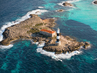 Faro de En Pou, en el islote des Porcs frente a Espalmador​, Formentera, Islas Baleares