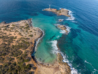 Faro de En Pou, en el islote des Porcs frente a Espalmador​, Formentera, Islas Baleares