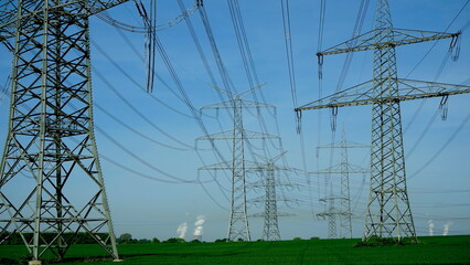 Hochspannungsmasten in der Landschaft