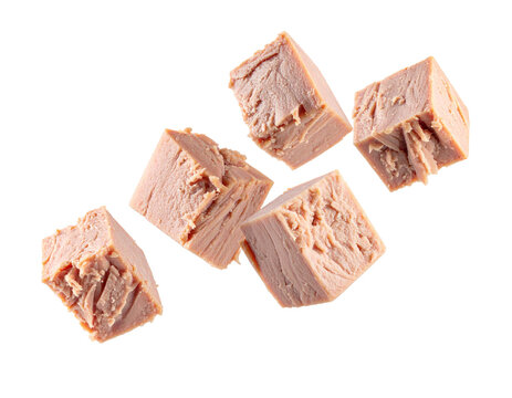 fallende  Thunfisch w&uuml;rfel  isoliert auf wei&szlig;en Hintergrund, Freisteller 