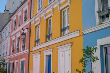 La rue Crémieux et ses maisons colorées dans la ville de Paris en France