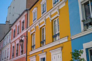 La rue Crémieux et ses maisons colorées dans la ville de Paris en France