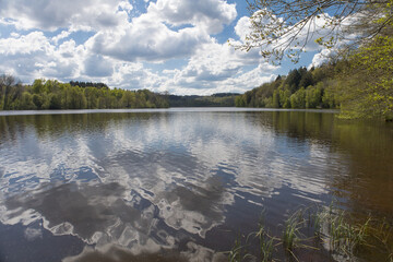 Le Lac de Chamboux en Côte d'Or en Bourgogne, est un lac artificiel créé en 1984. Il fait partie des 6 grands lacs du Parc Du Morvan et alimente en eau potable de nombreuses communes du canton.