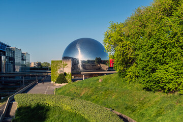 Obraz premium la cité des sciences et de l'industrie au parc de la Villette à Paris en France