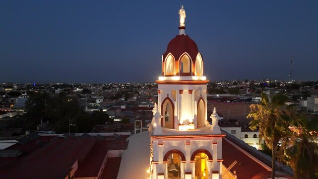 templos de tlaquepaque durante el atardecer
