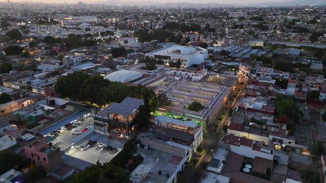 edificio del refugio en tlaquepaque durante el atardecer