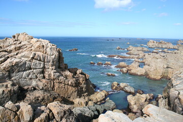 Rocky Breton coasts under a big blue sky - Côtes bretonnes rocheuses sous un grand ciel bleu