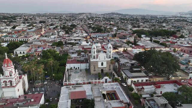 templos de tlaquepaque durante el atardecer
