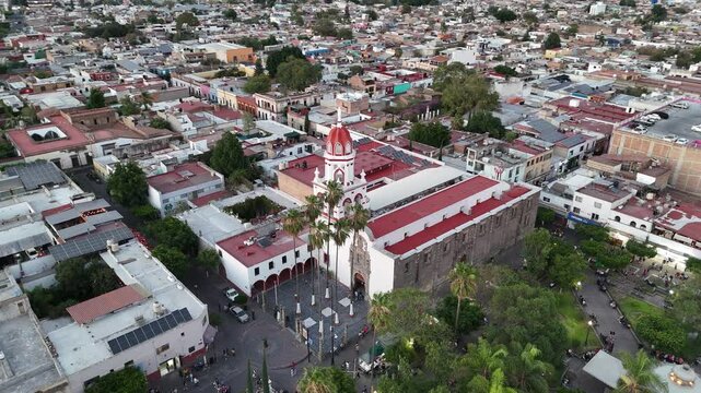 templos de tlaquepaque durante el atardecer
