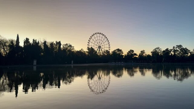 rueda de la fortuna reflejada en lago
