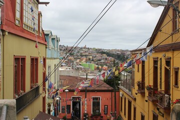 Fototapeta premium Panoramic view of Valparaíso, Chile, showcasing its iconic colorful houses, winding streets, vibrant street art, and hillside neighborhoods,an artistic and historic coastal city full of charm