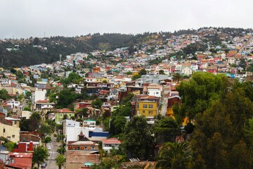 Obraz premium Panoramic view of Valparaíso, Chile, showcasing its iconic colorful houses, winding streets, vibrant street art, and hillside neighborhoods,an artistic and historic coastal city full of charm
