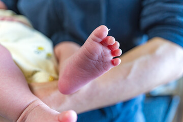 とても小さい生まれたばかりの赤ちゃんのあんよ