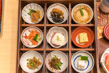 日本の高級旅館の美しい朝ごはんの風景