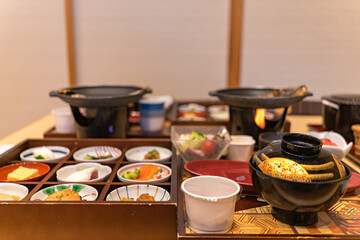 日本の高級旅館の美しい朝ごはんの風景
