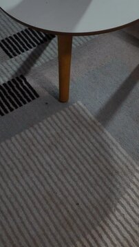 celular caindo no ch&atilde;o