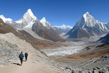 Fleecedeken met foto Hikers ascend a mountain trail, towards snow-capped peaks  Vast, high-altitude landscape of rocky terrain and glaciers stretches out below  Clear, sunny day © Dc