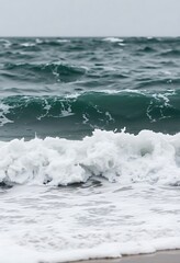 Fototapeta premium ocean waves are crashing on the beach