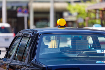 駅前で客待ちをするタクシーの行灯 © captainT