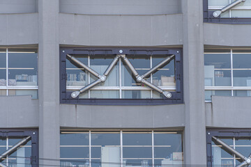 地震対策の免震構造を施された日本の学校の窓