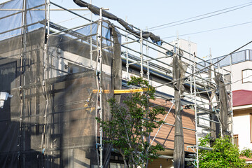 住宅の外壁塗装のための足場とネット
