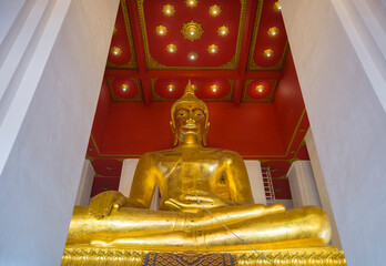 golden buddha statue