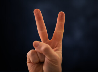 Victory-Zeichen mit zwei Fingern