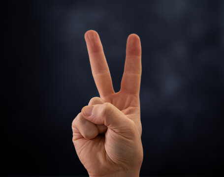 Victory-Zeichen mit zwei Fingern