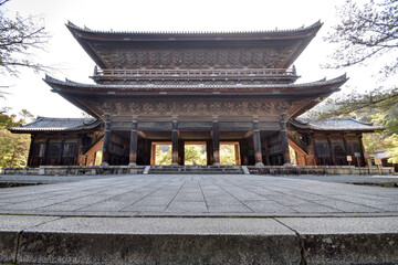 南禅寺の青紅葉と三門