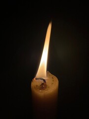 Vela encendida en la oscuridad