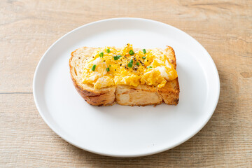 bread toast with scramble egg