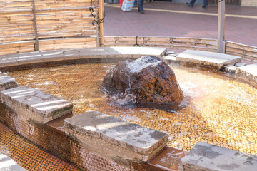 日本の大分県の別府の駅前にある手湯の風景