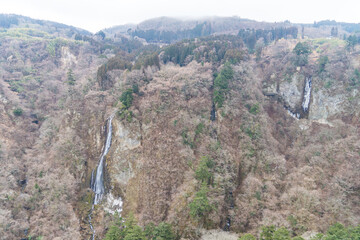 大分県の巨大な吊り橋から見る雄大な自然