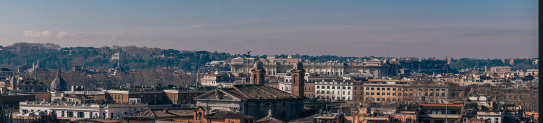 Obraz premium Panoramic View of Rome Skyline with St. Peter’s Basilica at Sunset