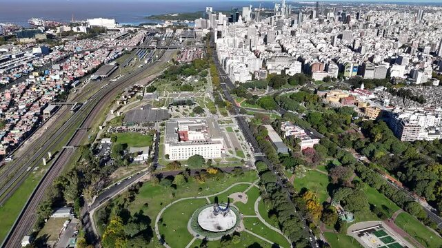 Vista a&eacute;rea de Recoleta con la Facultad de Derecho de la UBA, la Floralis Gen&eacute;rica y Avenida Figueroa Alcorta. D&iacute;a soleado, tr&aacute;nsito, espacios verdes, arquitectura monumental, turismo, viajes, ciudad