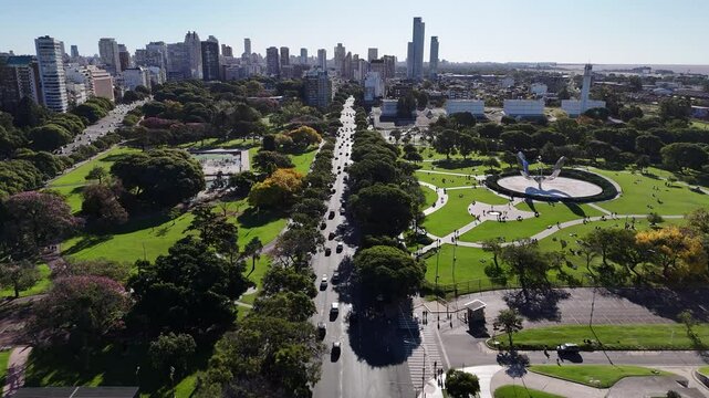 Vista a&eacute;rea de Recoleta con la Facultad de Derecho de la UBA, la Floralis Gen&eacute;rica y Avenida Figueroa Alcorta. D&iacute;a soleado, tr&aacute;nsito, espacios verdes, arquitectura monumental, turismo, viajes, ciudad
