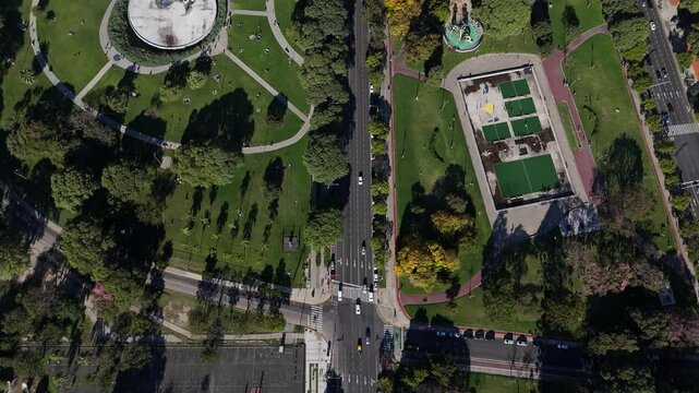 Vista a&eacute;rea de Recoleta con la Facultad de Derecho de la UBA, la Floralis Gen&eacute;rica y Avenida Figueroa Alcorta. D&iacute;a soleado, tr&aacute;nsito, espacios verdes, arquitectura monumental, turismo, viajes, ciudad