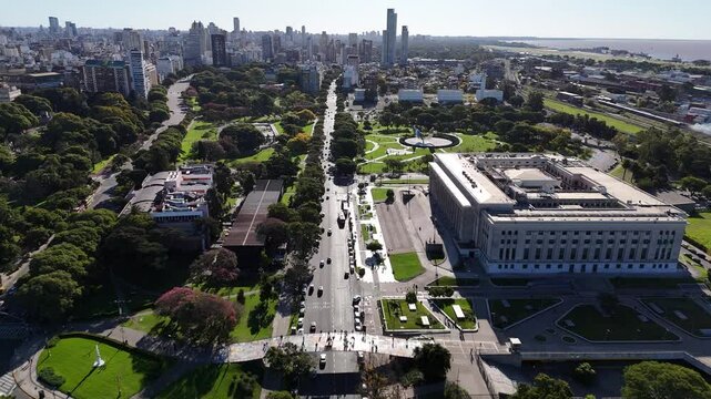 Vista a&eacute;rea de Recoleta con la Facultad de Derecho de la UBA, la Floralis Gen&eacute;rica y Avenida Figueroa Alcorta. D&iacute;a soleado, tr&aacute;nsito, espacios verdes, arquitectura monumental, turismo, viajes, ciudad