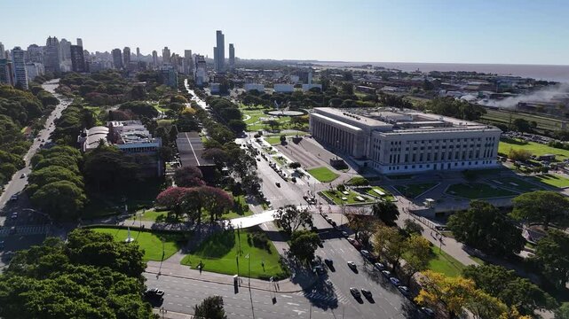 Vista a&eacute;rea de Recoleta con la Facultad de Derecho de la UBA, la Floralis Gen&eacute;rica y Avenida Figueroa Alcorta. D&iacute;a soleado, tr&aacute;nsito, espacios verdes, arquitectura monumental, turismo, viajes, ciudad