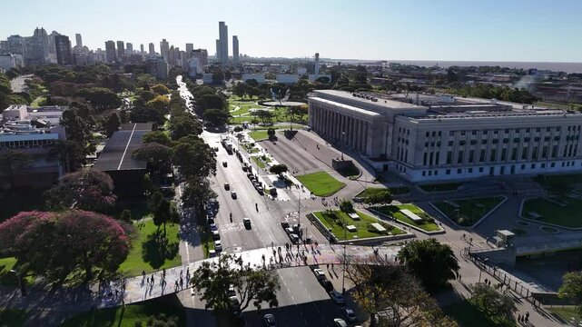 Vista a&eacute;rea de Recoleta con la Facultad de Derecho de la UBA, la Floralis Gen&eacute;rica y Avenida Figueroa Alcorta. D&iacute;a soleado, tr&aacute;nsito, espacios verdes, arquitectura monumental, turismo, viajes, ciudad