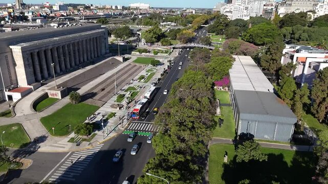 Vista a&eacute;rea de Recoleta con la Facultad de Derecho de la UBA, la Floralis Gen&eacute;rica y Avenida Figueroa Alcorta. D&iacute;a soleado, tr&aacute;nsito, espacios verdes, arquitectura monumental, turismo, viajes, ciudad